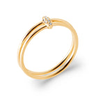 Bague double anneau fil barrette de trois zircons en plaqué or, vue de trois quarts