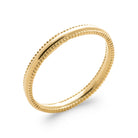 Bague double anneau fin perlé de grains d’or en plaqué or, vue de trois quarts
