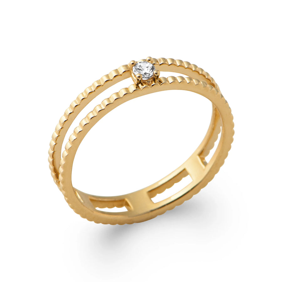 Bague double anneau perlé à barrettes et petit zircon en plaqué or, portée à la main