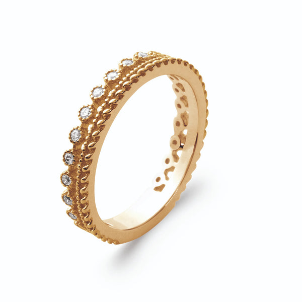 Bague double anneau perlé de grains d’or et petits zircons en collerette en plaqué or, vue de trois quarts