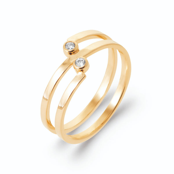 Bague double anneau spirale ouverte et deux zircons décalés en plaqué or, vue de trois quarts