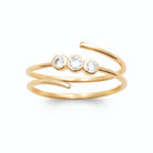 Bague double anneau spirale ouverte et trois zircons alignés plaqué or, vue de face