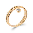 Bague double anneau torsadé et zircon rond serti clos en plaqué or