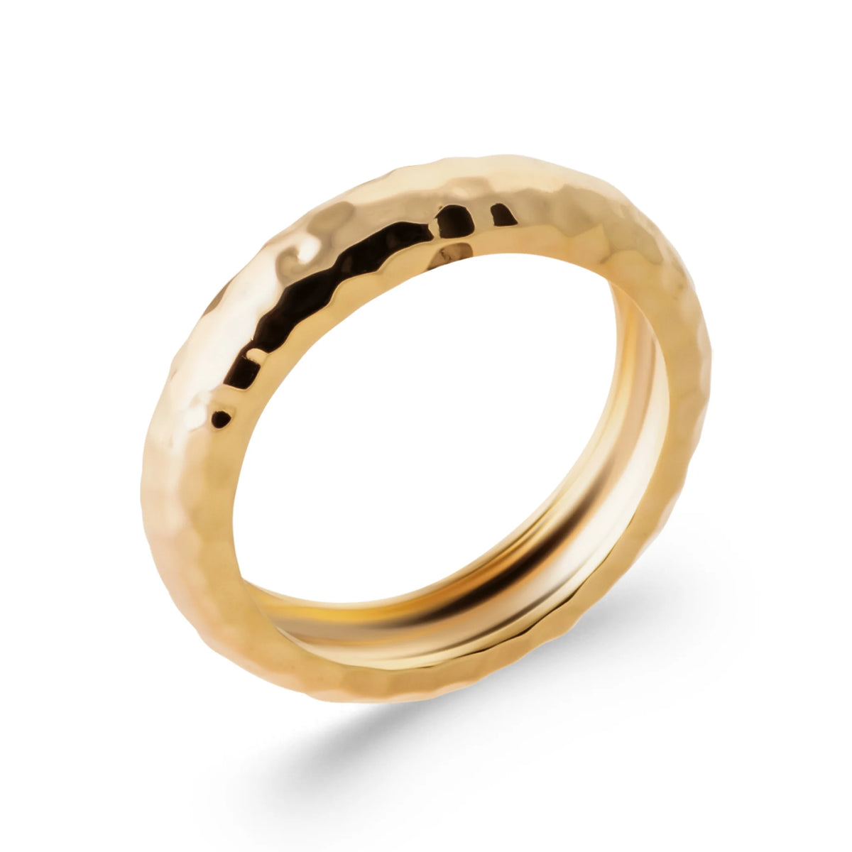 Bague double jonc martelé à facettes et jonc lisse en plaqué or, vue de trois quarts