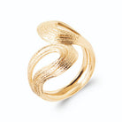Bague double vague sculptée et striée en plaqué or, vue de trois quarts
