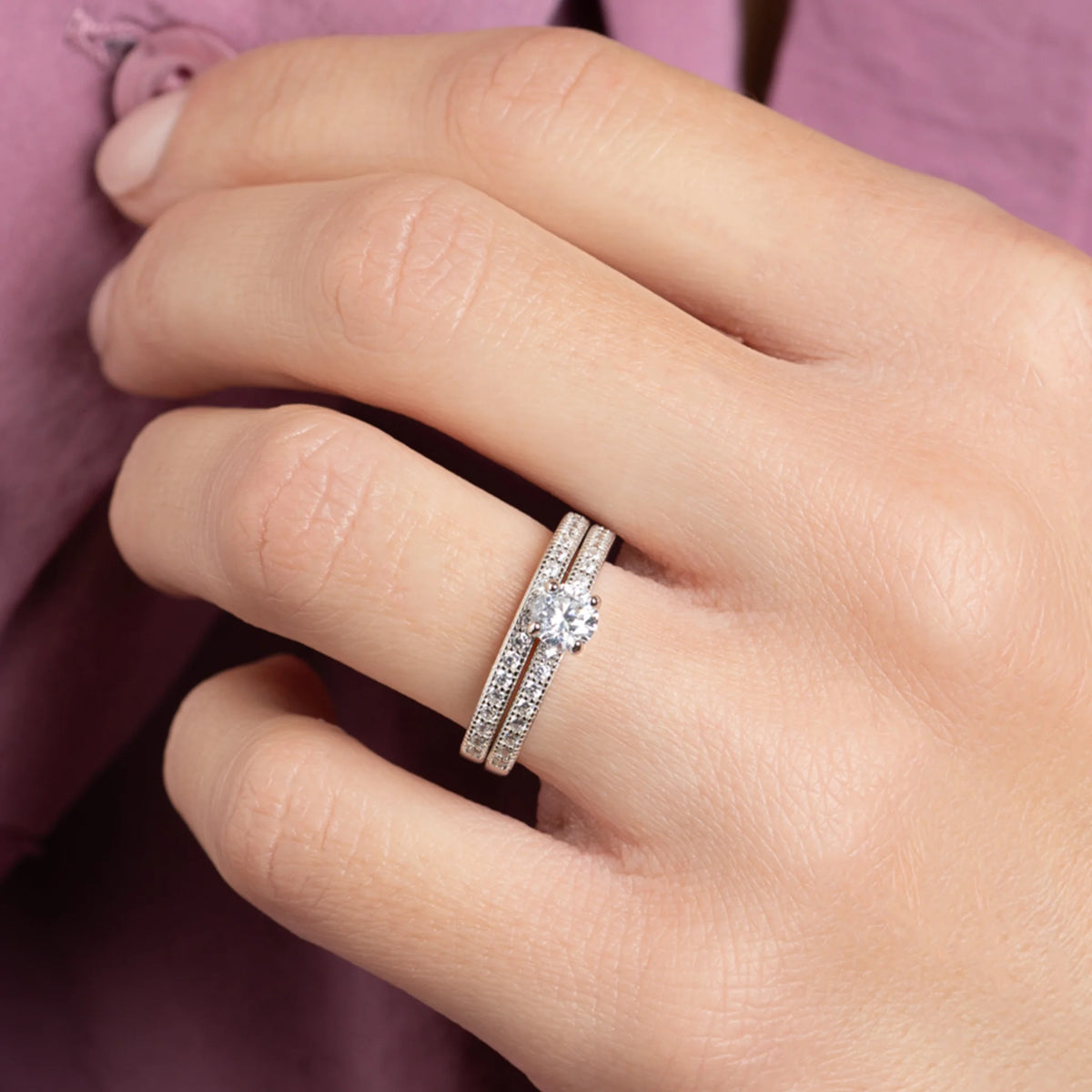 Bague duo solitaire et alliance pavée de zircons en argent 925, portée à la main