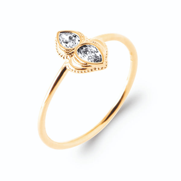Bague duo de zircons navette et poire en plaqué or, vue de trois quarts