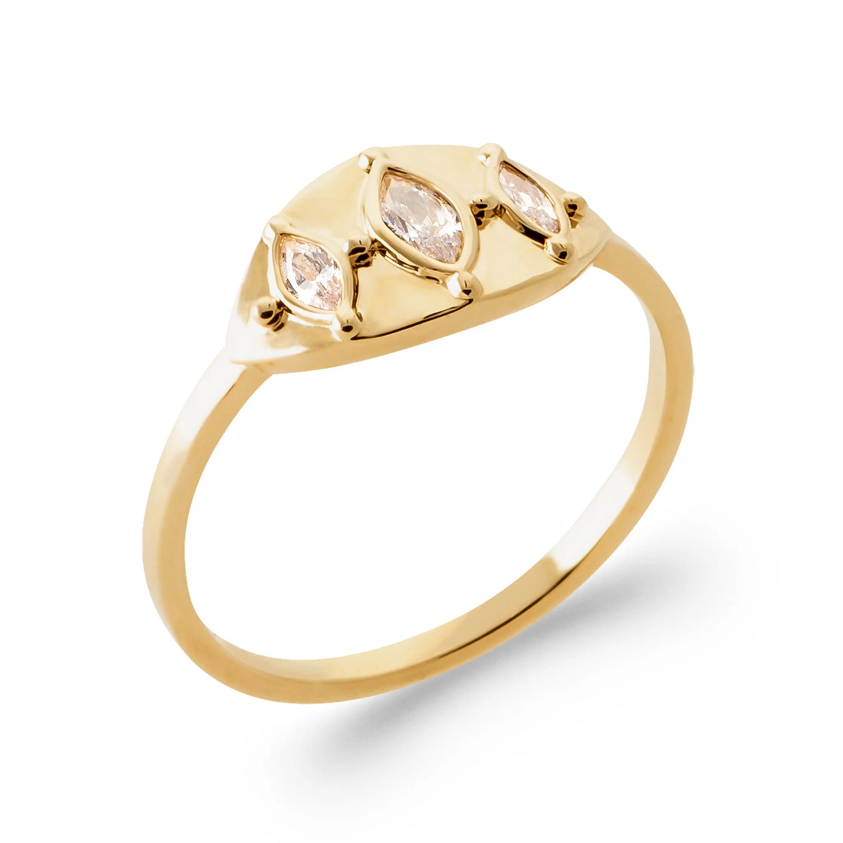 Bague écusson pointu et trois zircons navettes en plaqué or