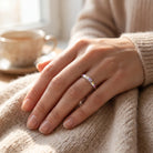 Bague Elisa en argent 950 portée à la main, améthyste centrale, citrines et grenats rhodolites, atelier Bajoia à Sèvres