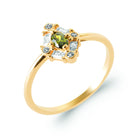 Bague entourage pierre navette vert olive et zircons en plaqué or, vue de trois quarts