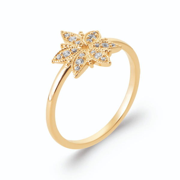 Bague étoile à huit branches pavées de zircons en plaqué or, vue de trois quarts