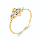 Bague étoile à quatre branches perlée et zircons en plaqué or, vue de trois quarts