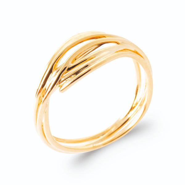 Bague faisceau de fils d’or ondulés entrelacés en plaqué or, vue de trois quarts