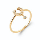 Bague fer à cheval de zircons et pampille ronde en plaqué or, vue de trois quarts