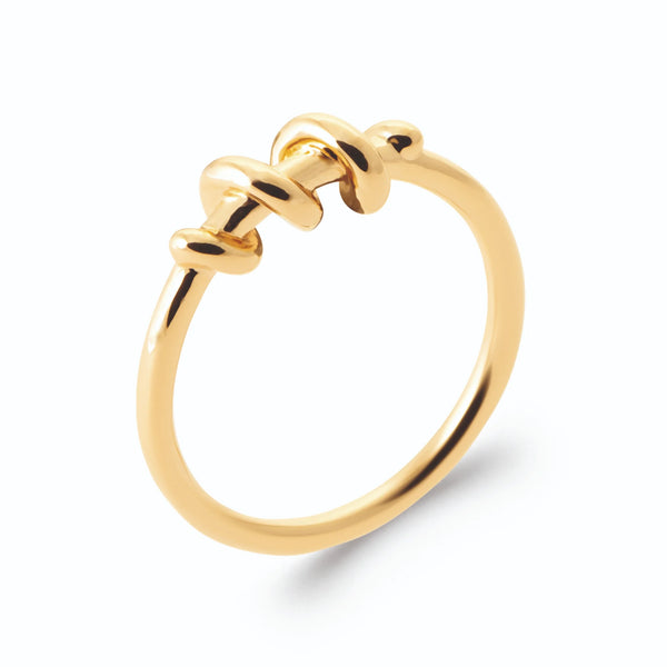 Bague fil d’or enroulé en spirale serrée en plaqué or, vue de trois quarts