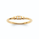 Bague fine barrette trois petits zircons et blocs ciselés en plaqué or