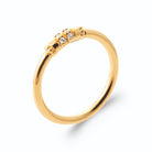 Bague fine barrette trois petits zircons et blocs ciselés en plaqué or