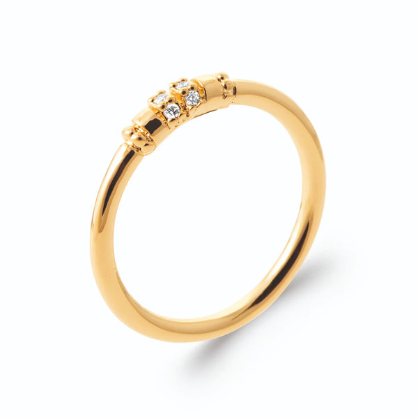 Bague fine barrette trois petits zircons et blocs ciselés en plaqué or, vue de trois quarts