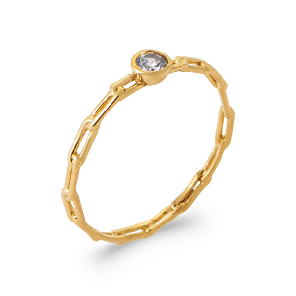 Bague fine chaîne à maillons rectangulaires et zircon serti clos en plaqué or, vue de trois quarts