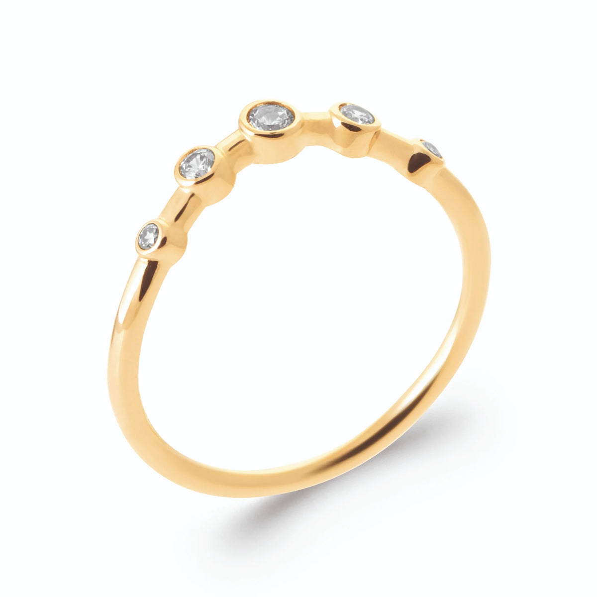 Bague fine cinq petits zircons espacés en plaqué or, vue de trois quarts
