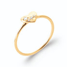 Bague fine cœur poli semé de petits zircons en plaqué or, vue de trois quarts
