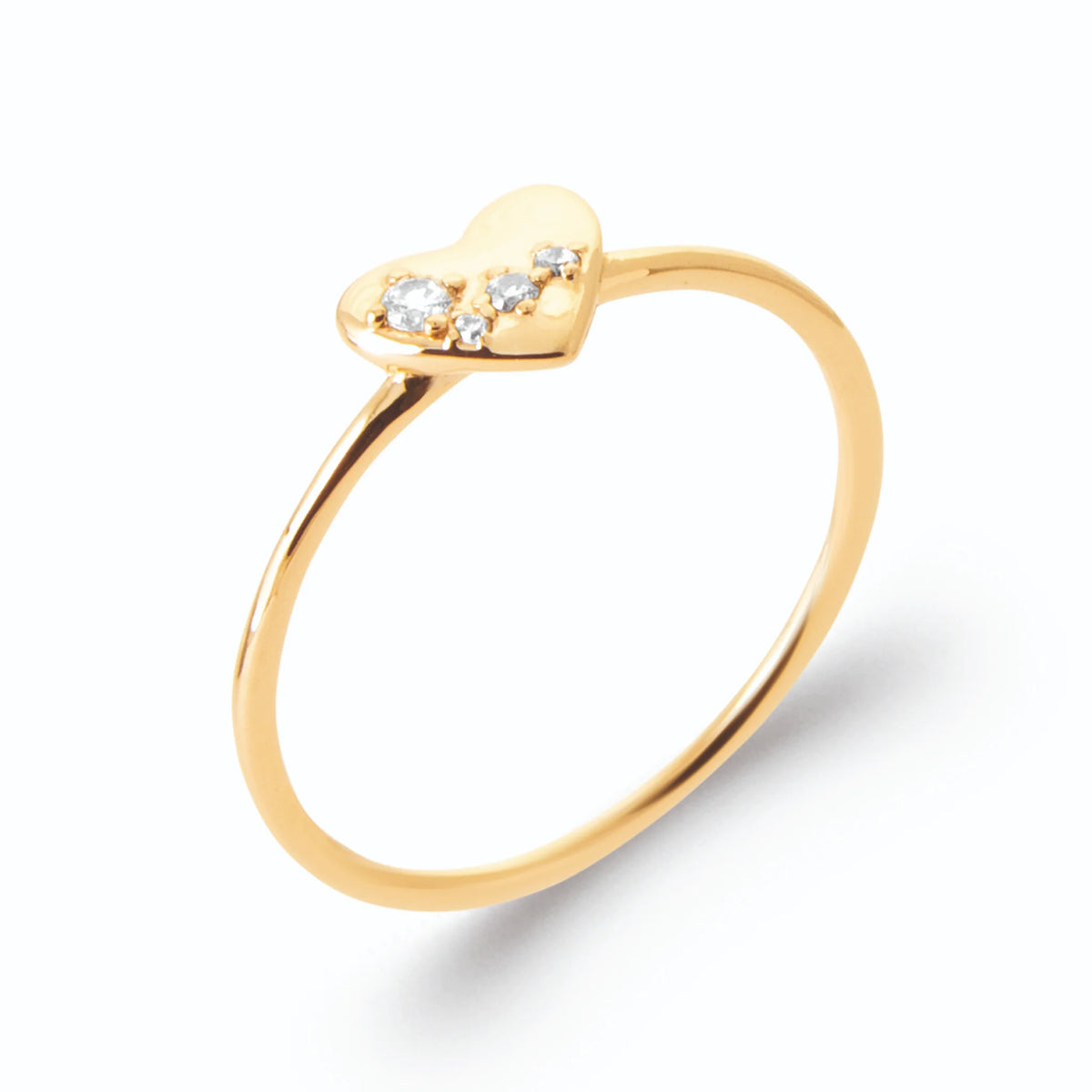 Bague fine cœur poli semé de petits zircons en plaqué or, vue de trois quarts