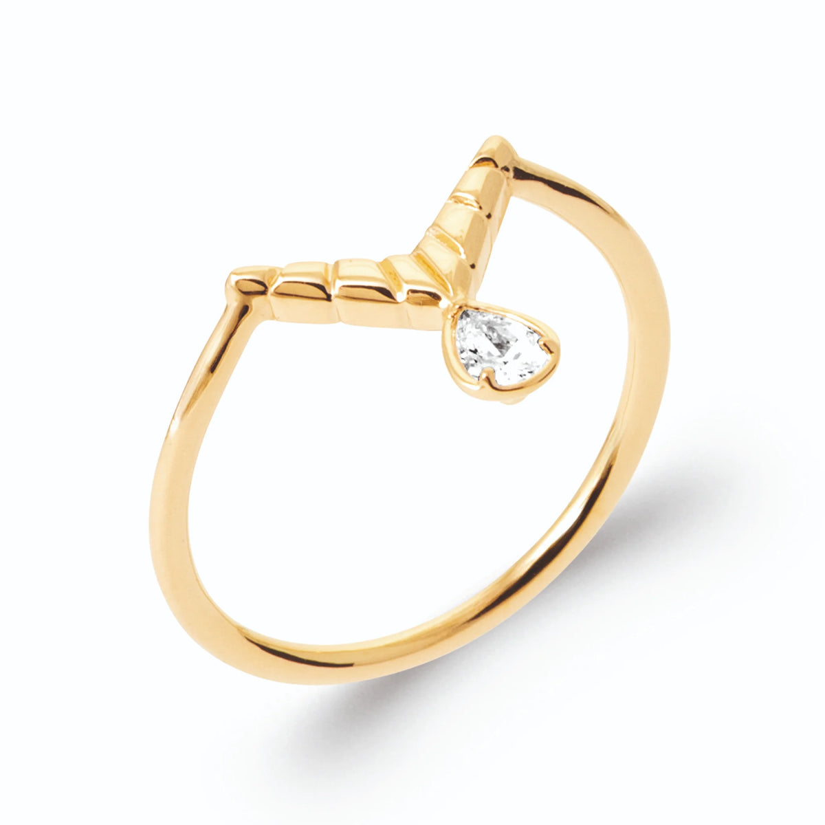 Bague fine en V et zircon poire suspendu en plaqué or, vue de trois quarts