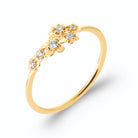 Bague fine guirlande de petites fleurs de zircons en plaqué or, vue de trois quarts