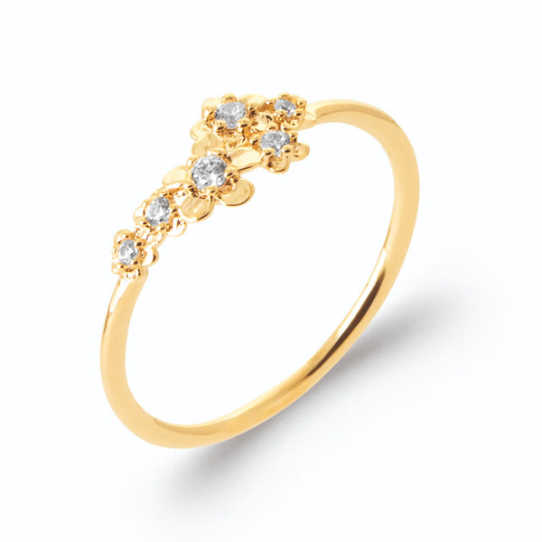 Bague fine guirlande de petites fleurs de zircons en plaqué or, vue de trois quarts