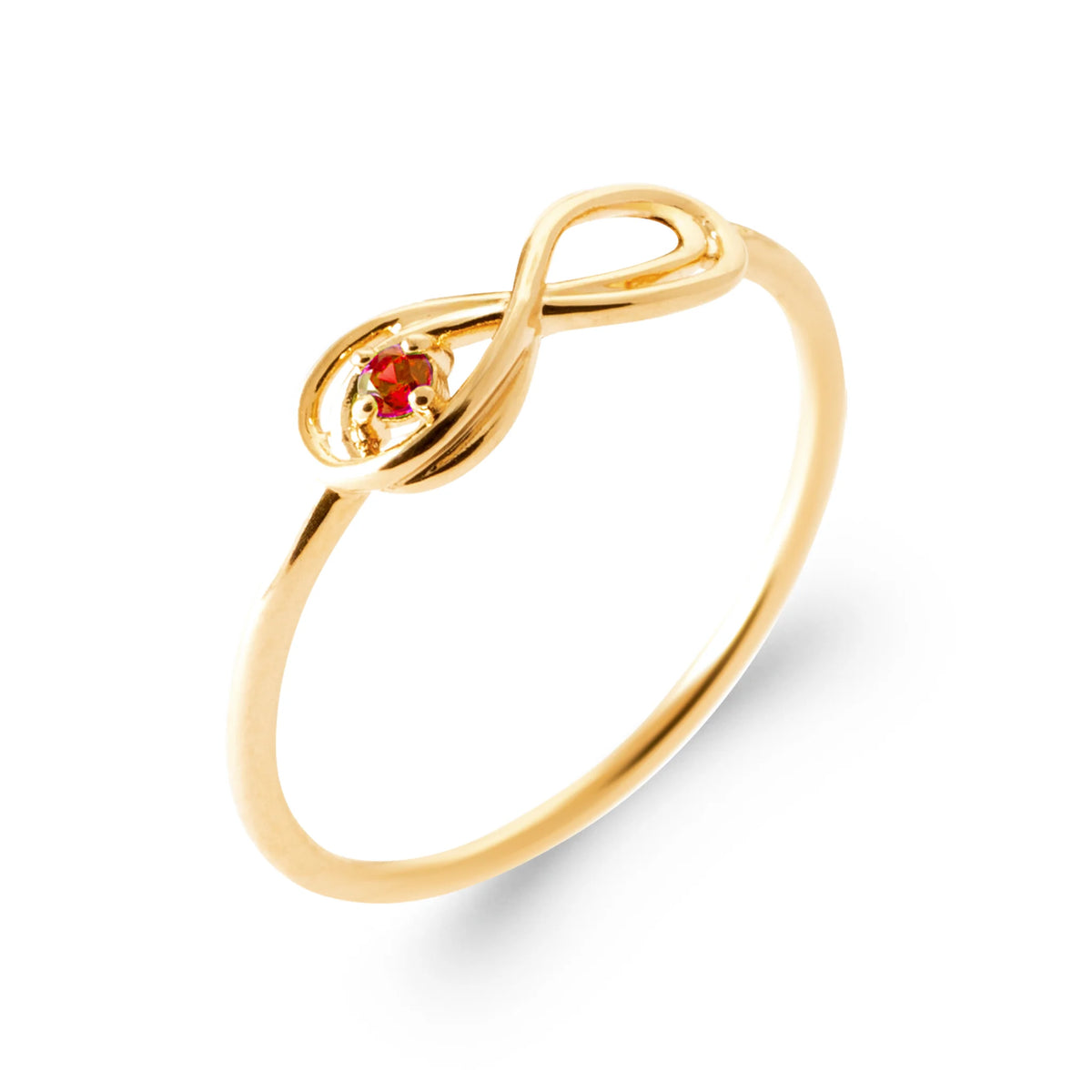 Bague fine infini et petite pierre rouge orangé en plaqué or, vue de trois quarts