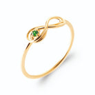 Bague fine infini et petite pierre verte en plaqué or, vue de trois quarts