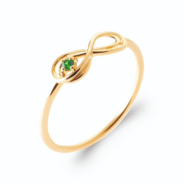 Bague fine infini et petite pierre verte en plaqué or, vue de trois quarts