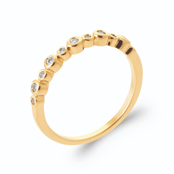 Bague fine ligne de petits zircons en serti clos en plaqué or, vue de trois quarts