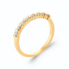 Bague fine ligne de zircons séparés par des barrettes d’or en plaqué or, vue de trois quarts