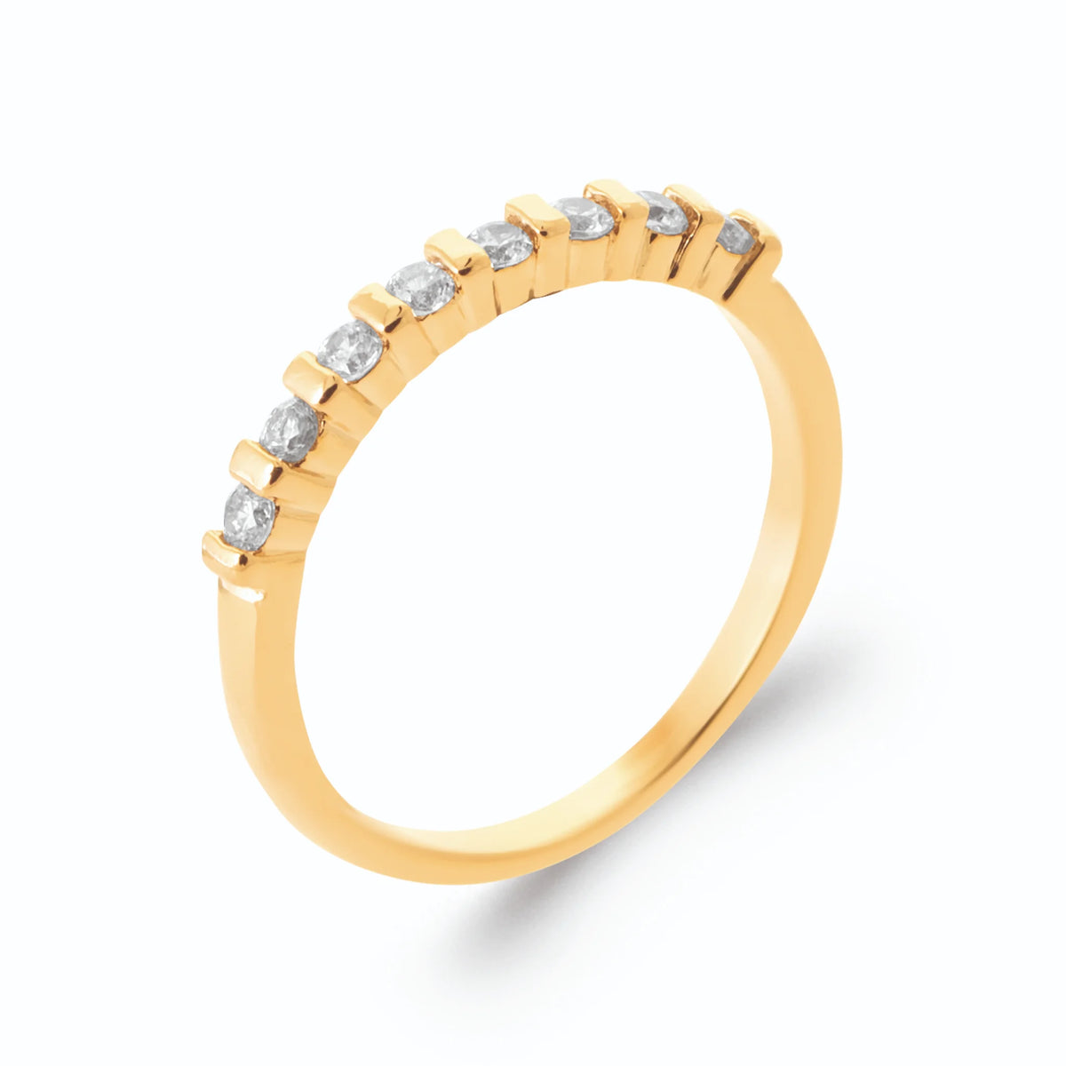 Bague fine ligne de zircons séparés par des barrettes d’or en plaqué or, vue de trois quarts