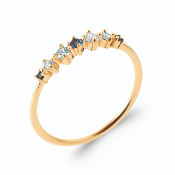 Bague fine ligne de zircons en camaïeu de bleus en plaqué or, vue de trois quarts