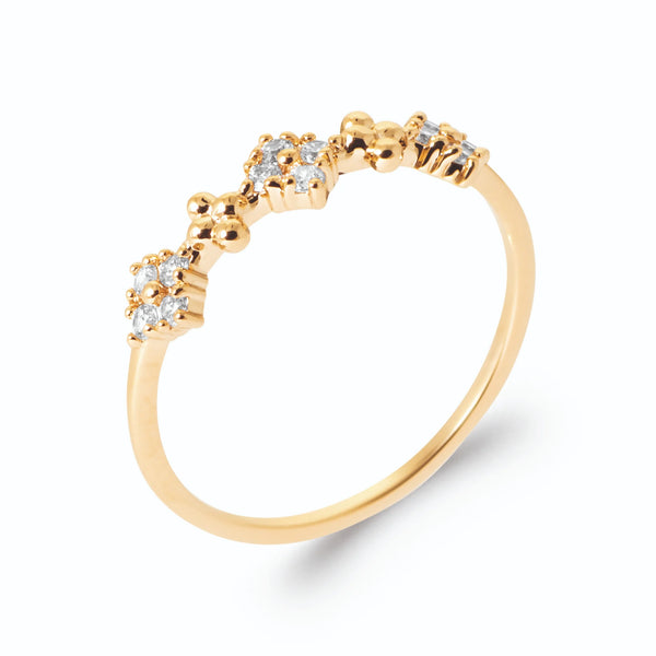 Bague fine ondulée petites fleurs de zircons en plaqué or, vue de trois quarts
