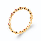 Bague fine pastilles serties de pierres roses en plaqué or