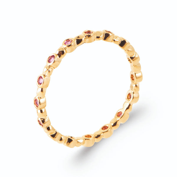 Bague fine pastilles serties de pierres roses en plaqué or, vue de trois quarts