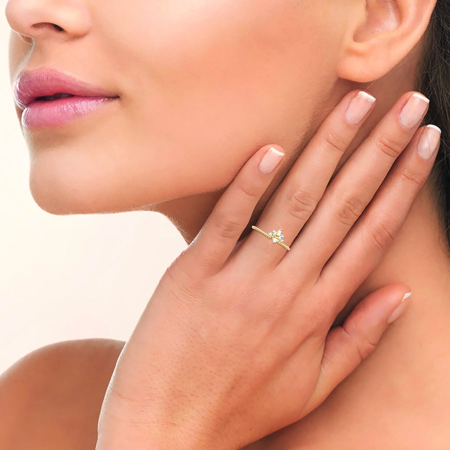 Bague fine perlée petite couronne de zircons en plaqué or, portée à la main