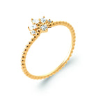 Bague fine perlée petite couronne de zircons en plaqué or, vue de trois quarts