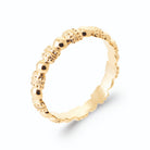Bague fine perles d’or granulées et cylindres texturés en plaqué or
