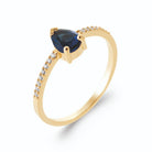 Bague fine pierre bleu nuit taille poire et liseré de zircons en plaqué or