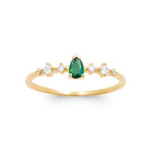 Bague fine pierre poire vert intense et petits zircons en plaqué or