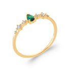 Bague fine pierre poire vert intense et petits zircons en plaqué or