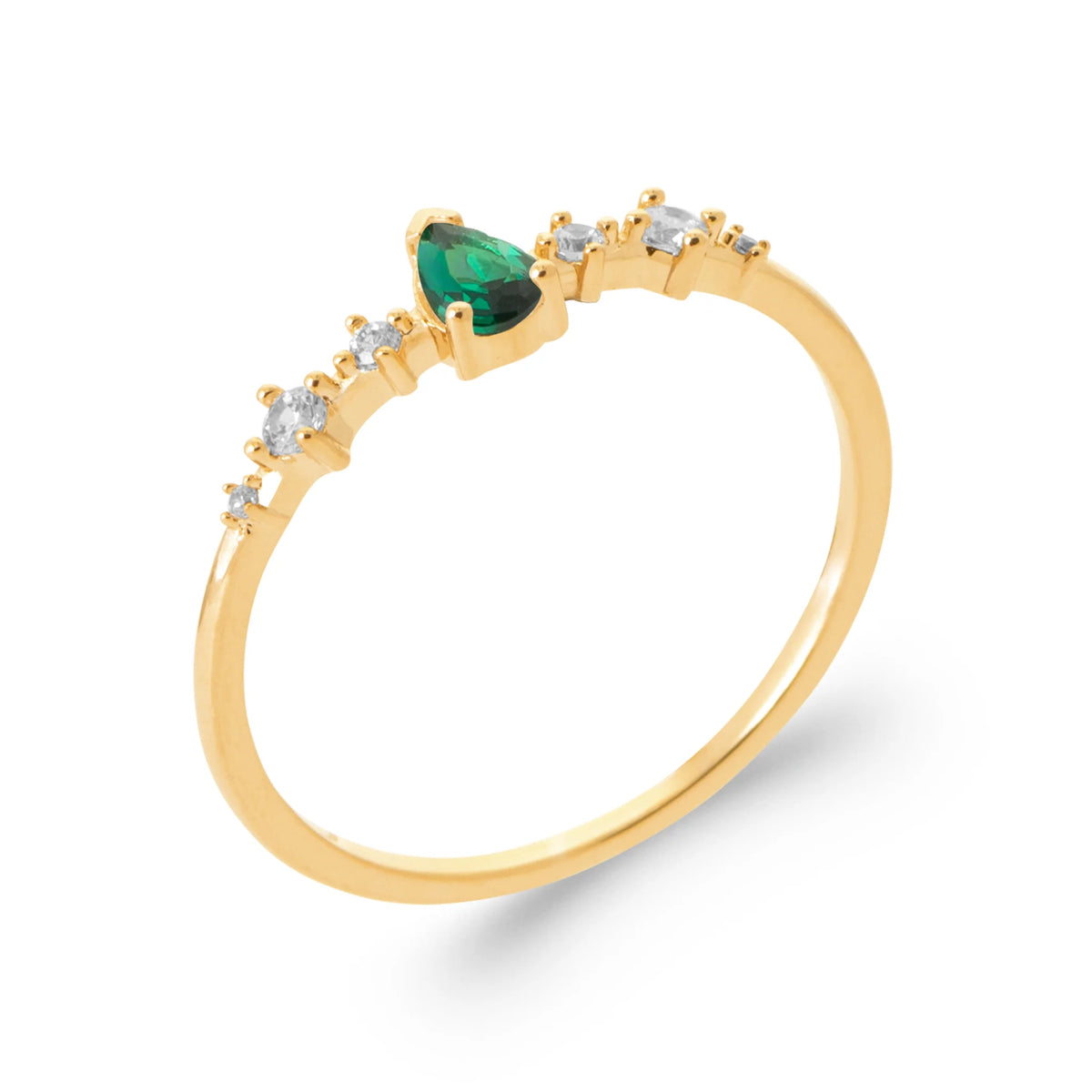 Bague fine pierre poire vert émeraude et petits zircons en plaqué or, vue de trois quarts
