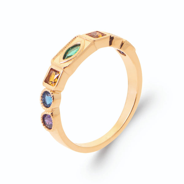 Bague fine rangée de pierres multicolores navette verte en plaqué or, vue de trois quarts