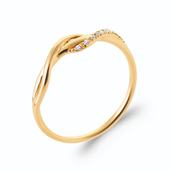 Bague fine torsade et brin serti de petits zircons en plaqué or, vue de trois quarts