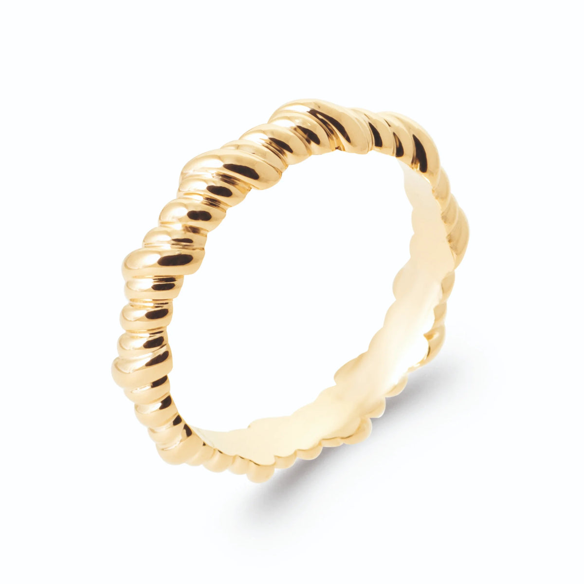 Bague fine torsadée en spirale effet corde en plaqué or, vue de trois quarts