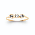Bague fine trilogie de zircons ovales en plaqué or
